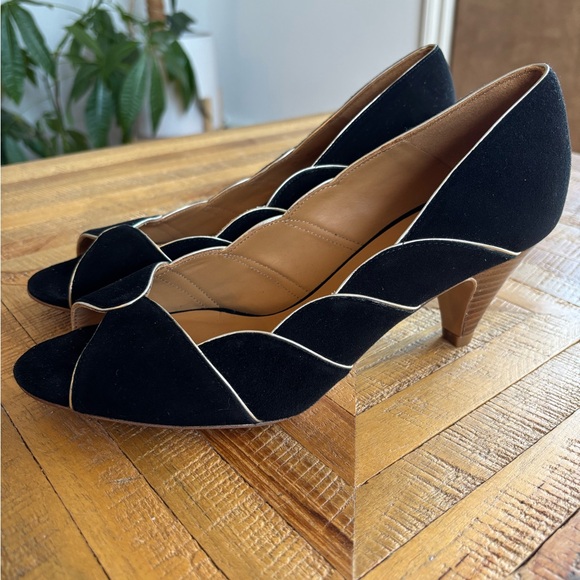 Sezane Black Peep-Toe Heels with Gold Accents - Picture 2 of 4